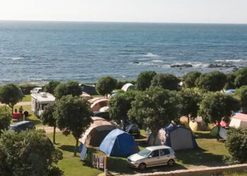 Concierto y sesión vermú junto al mar, así recibirá el verano un camping del área de Vigo