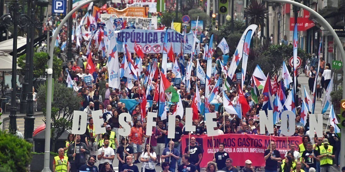 Miles de personas claman en Vigo contra el "rancio militarismo" y su "obsceno" gasto