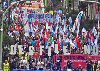 Miles de personas claman en Vigo contra el "rancio militarismo" y su "obsceno" gasto