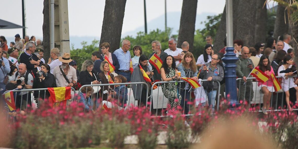 Miles de personas abarrotan Samil desde primera hora para ver el desfile de las Fuerzas Armadas en Vigo