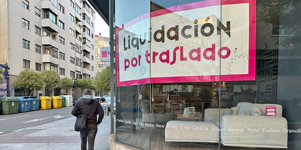 Últimos días de liquidación en una tienda de sofás en Vigo con descuentos en todos los productos