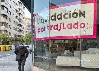 Últimos días de liquidación en una tienda de sofás en Vigo con descuentos en todos los productos