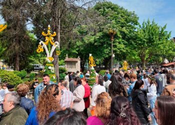 La espectacularidad de los maios llena de belleza el corazón de Redondela