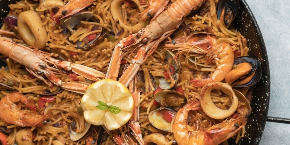 La fideuá de marisco se convierte en el plato estrella de una fiesta gastronómica en el área de Vigo