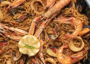 La fideuá de marisco se convierte en el plato estrella de una fiesta gastronómica en el área de Vigo