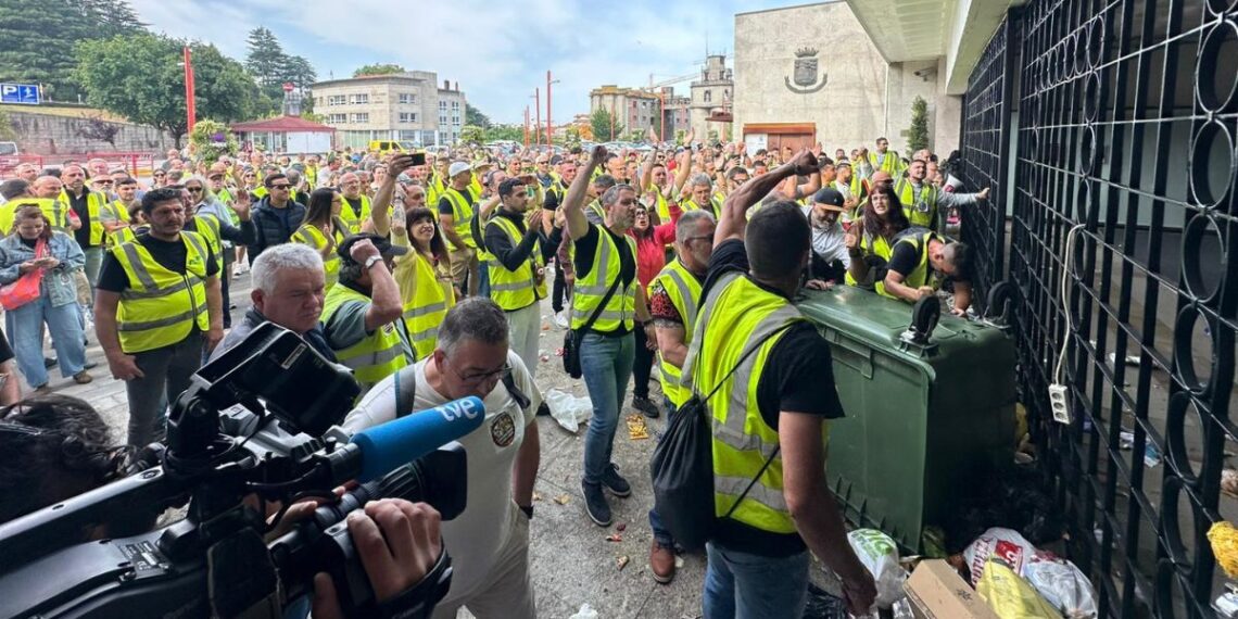 Los trabajadores de la recogida de basura de Vigo toman las calles y se plantan en el Concello