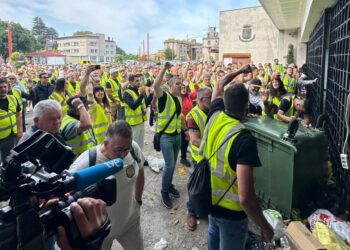 Los trabajadores de la recogida de basura de Vigo toman las calles y se plantan en el Concello