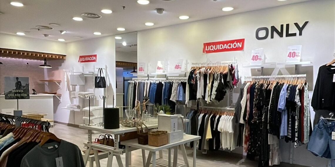 Una conocida tienda de Vigo cierra sus puertas con una liquidación total de conocidas marcas