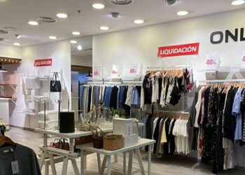 Una conocida tienda de Vigo cierra sus puertas con una liquidación total de conocidas marcas
