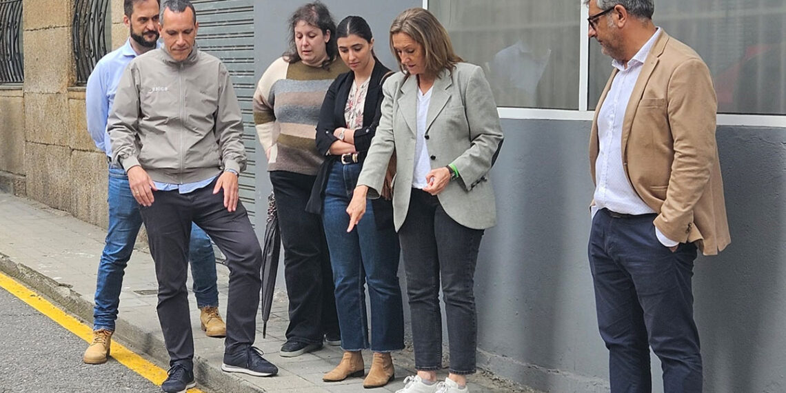 Luisa Sánchez denuncia "baches por todas partes" en los barrios de Vigo