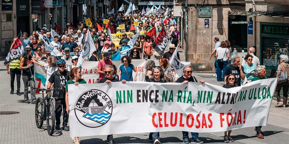 La protesta anual contra Ence toma el centro de Pontevedra y suma la petición por el archivo de Altri
