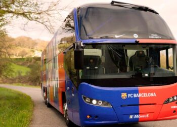 Un autobús "made in Galicia" para el FC Barcelona de Flick, "un centro de alto rendimiento itinerante"
