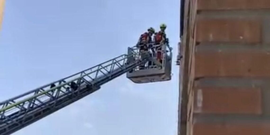 Hallan sin vida a una mujer en un piso de Vigo tras un gran despliegue para acceder por la ventana