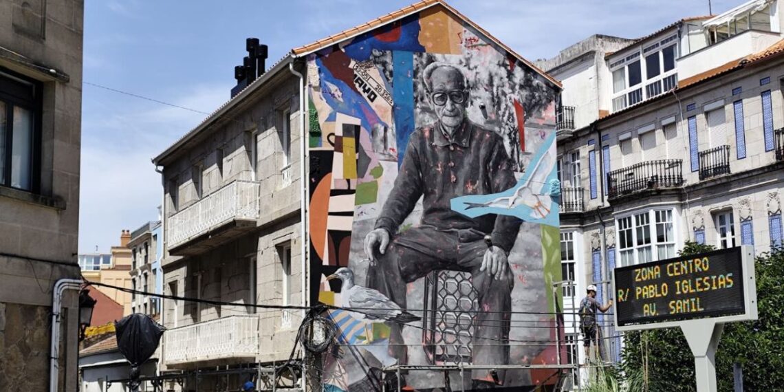 El misterioso hombre que protagoniza un nuevo mural que asoma a los pies de O Castro en Vigo