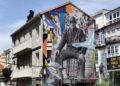 El misterioso hombre que protagoniza un nuevo mural que asoma a los pies de O Castro en Vigo