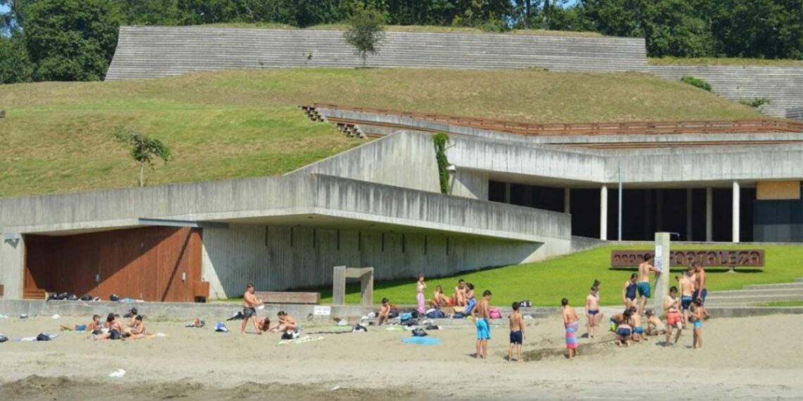Tomiño prepara su playa fluvial para el verano y busca socorristas
