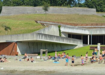 Tomiño prepara su playa fluvial para el verano y busca socorristas