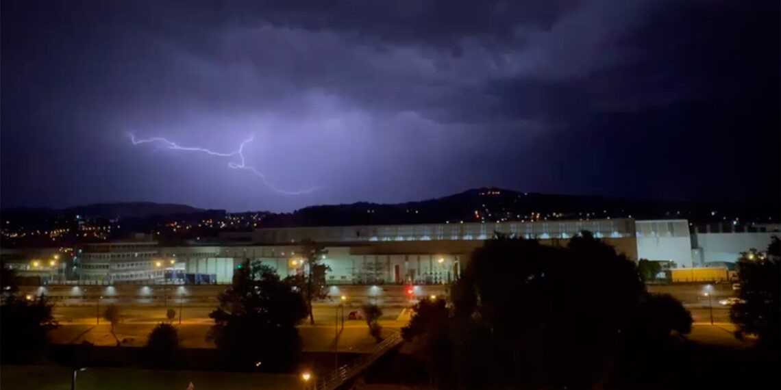 La tormenta ilumina la noche de Vigo y su área, con más de 100 rayos caídos en Galicia esta madrugada