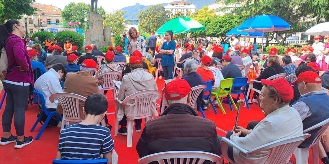 Una gran biblioteca al aire libre en el área de Vigo, el "Lectura na Rúa" de Redondela todo un éxito