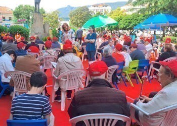 Una gran biblioteca al aire libre en el área de Vigo, el "Lectura na Rúa" de Redondela todo un éxito