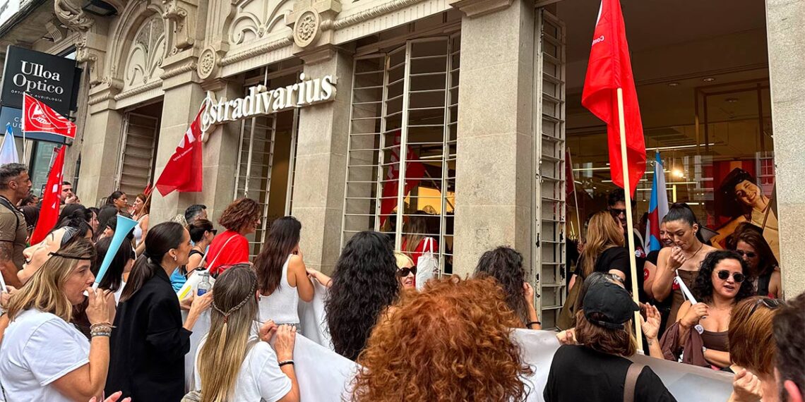 Jornada de protestas en las tiendas de Inditex, Mango o H&M en Vigo: "Hoxe non se vende, hoxe se defende"