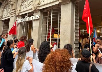 Jornada de protestas en las tiendas de Inditex, Mango o H&M en Vigo: "Hoxe non se vende, hoxe se defende"