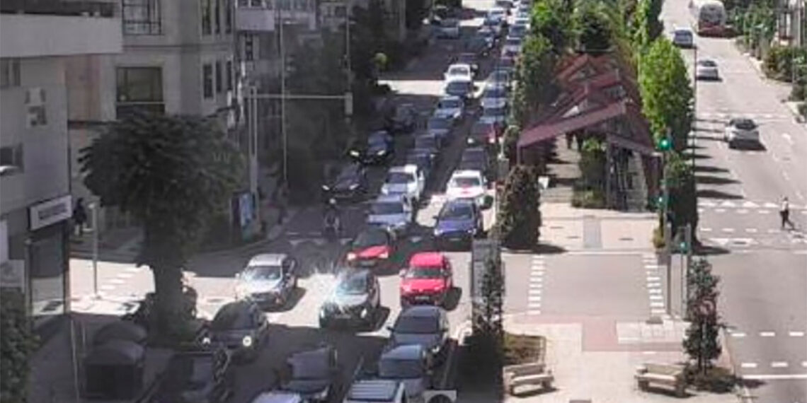 Atasco en el centro de Vigo en hora punta para culminar la reforma del entorno de Vialia