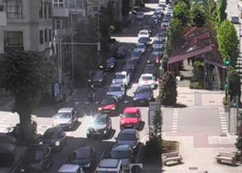 Atasco en el centro de Vigo en hora punta para culminar la reforma del entorno de Vialia