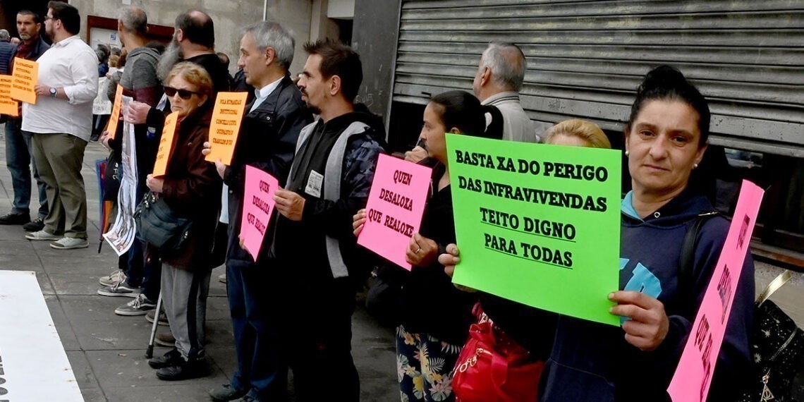 Dos familias de Vigo piden una "vivienda digna" ante el desahucio de las chabolas en las que viven