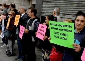 Dos familias de Vigo piden una "vivienda digna" ante el desahucio de las chabolas en las que viven