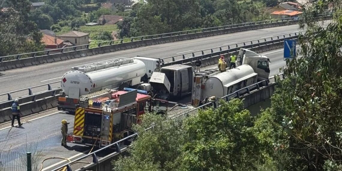 Reabre la AP-9 tras retirar el camión que transportaba 32.000 litros de gasóleo