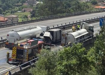 Reabre la AP-9 tras retirar el camión que transportaba 32.000 litros de gasóleo