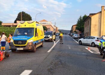 Nuevo accidente mortal en la provincia, un motorista fallece en Barro tras chocar contra un coche