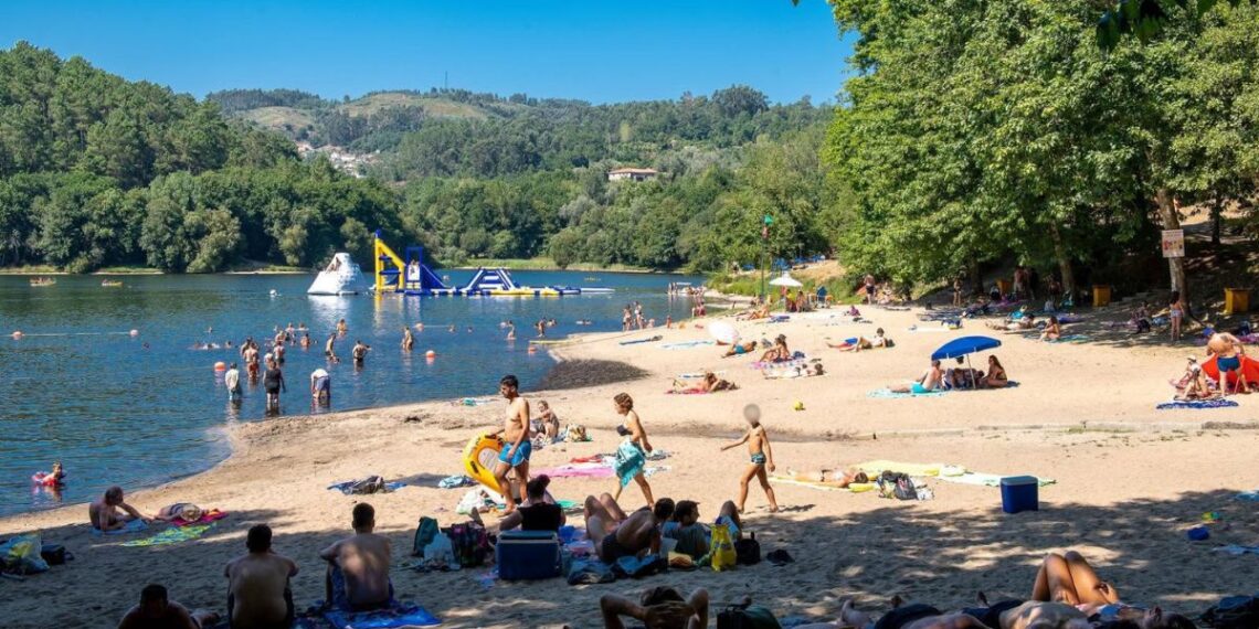 Así es la playa fluvial en un embalse del norte de Portugal con bar, rutas de senderismo y zona de picnic