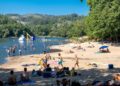Así es la playa fluvial en un embalse del norte de Portugal con bar, rutas de senderismo y zona de picnic