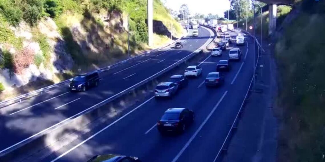 La colisión de un autobús escolar y un camión en la AP-9 deja 12 heridos y provoca atascos en Vigo