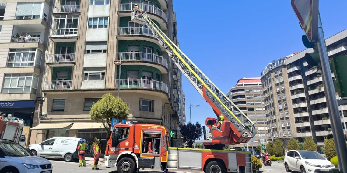 Despliegue de bomberos en pleno centro de Vigo por la caída de cascotes de un edificio
