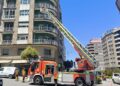 Despliegue de bomberos en pleno centro de Vigo por la caída de cascotes de un edificio