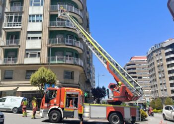 Despliegue de bomberos en pleno centro de Vigo por la caída de cascotes de un edificio