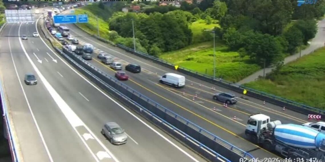Arden dos coches en una complicada jornada en las carreteras del área de Vigo