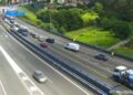 Arden dos coches en una complicada jornada en las carreteras del área de Vigo