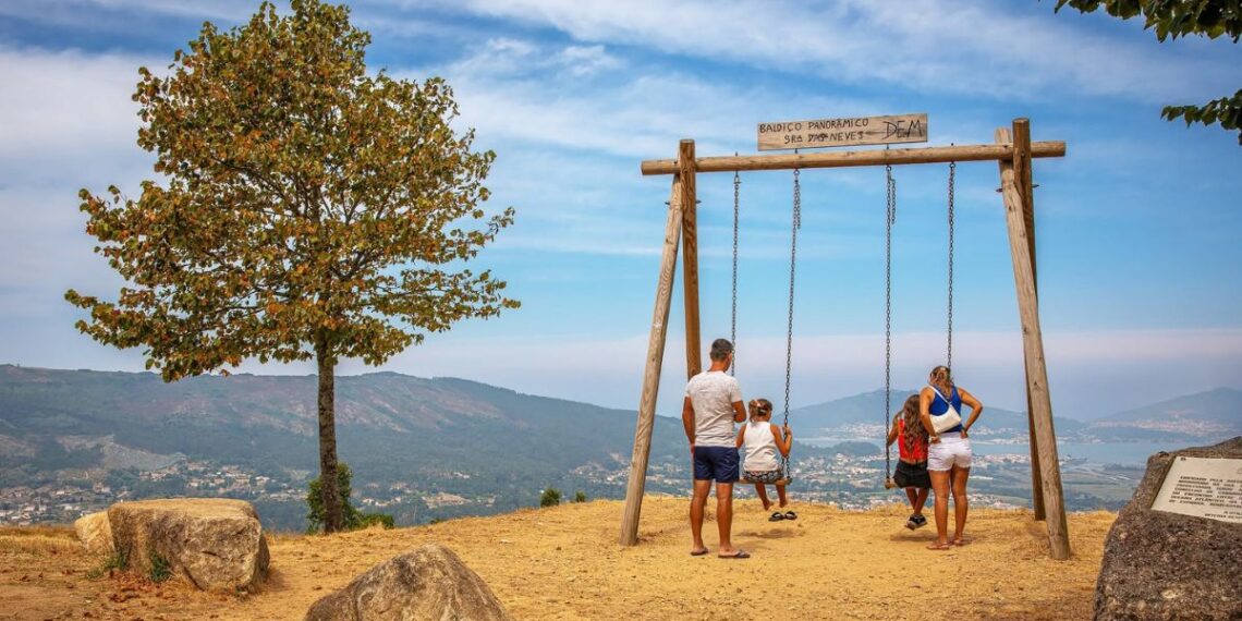 Un columpio en un mirador del norte de Portugal ofrece una sorprendente panorámica del Miño