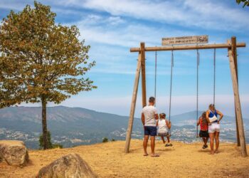 Un columpio en un mirador del norte de Portugal ofrece una sorprendente panorámica del Miño