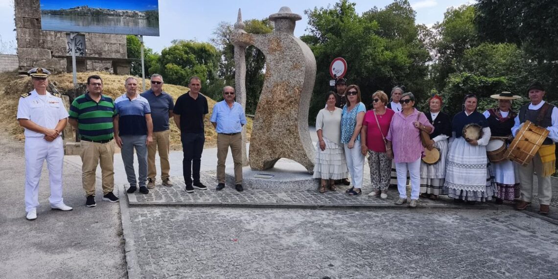 Tui rinde su particular homenaje a los peregrinos con una gran escultura de piedra