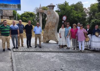 Tui rinde su particular homenaje a los peregrinos con una gran escultura de piedra