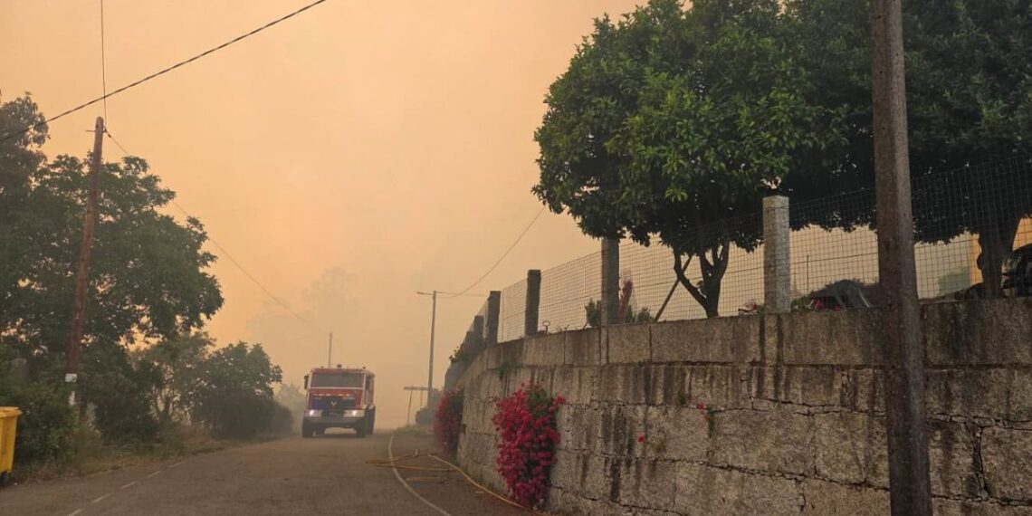 Decretada la situación 2 en varios pueblos de Padrón por un incendio que arrasó ya 180 hectáreas