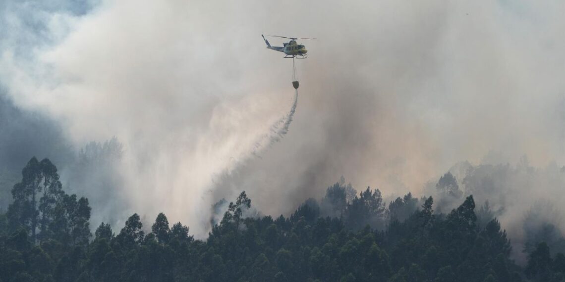 El incendio de Padrón sigue causando destrozos y quema ya 350 hectáreas