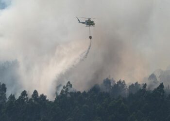 El incendio de Padrón sigue causando destrozos y quema ya 350 hectáreas