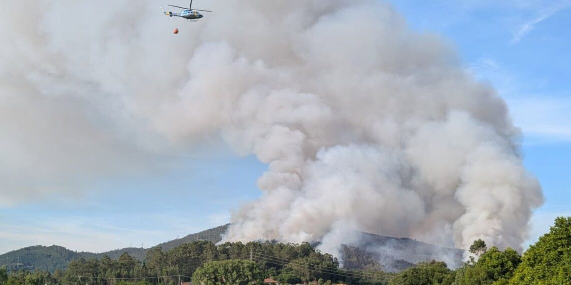 Alerta en Padrón por un incendio forestal que ya ha quemado al menos 60 hectáreas