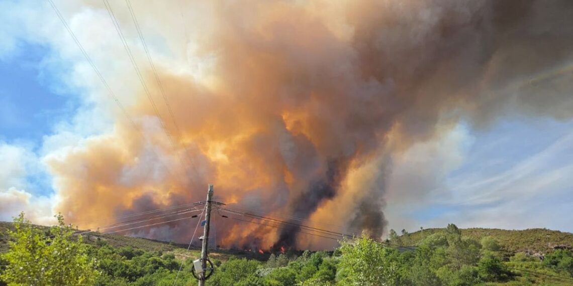 El incendio de Padrón quema al menos 100 hectáreas y obliga a movilizar un gran dispositivo